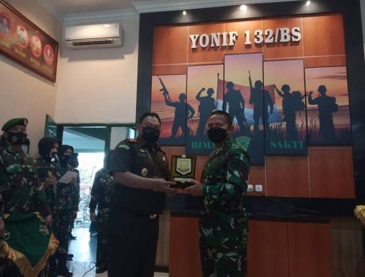 Kejaksaan Negeri Kampar Serahkan Plakat Kenangan Pada Kunjungan Pagdam I/ Bukit Barisan