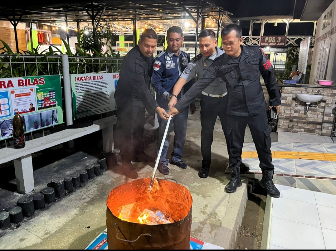 Ka.KPLP Lapas Pasir Pangaraian Geledah Kamar Hunian Warga Binaan di Malam Hari