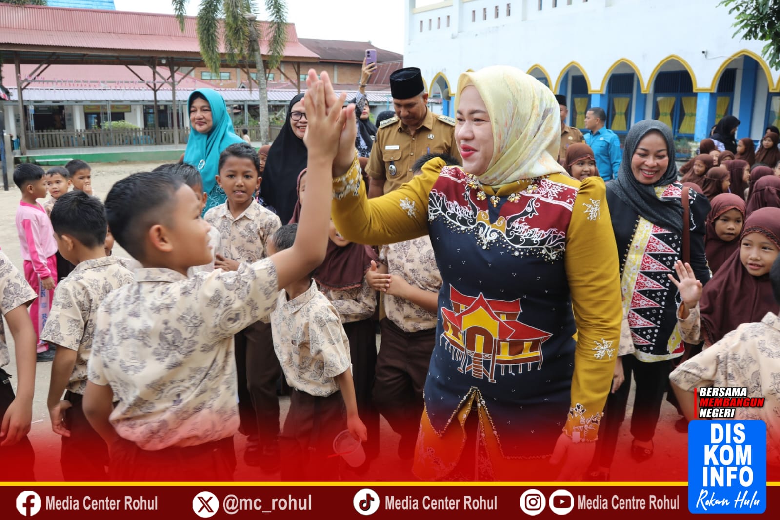 Ketua TP. PKK dr. Yeni Hadiri Peringatan HGN di SDN 002 Rambah