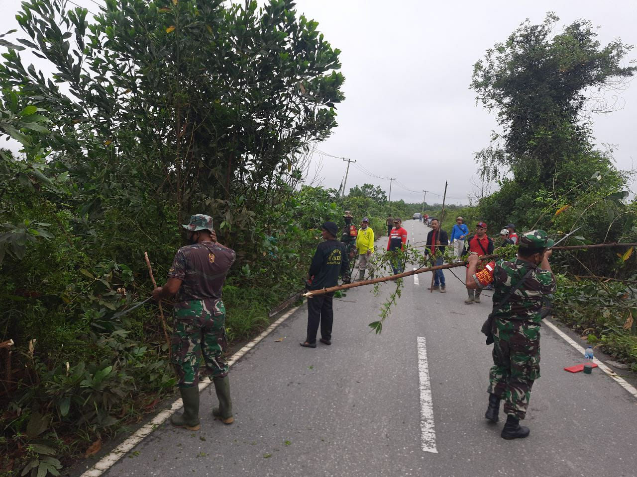 Babinsa Motivasi Warga Peliharaan Kebersihan Lingkungan Dengan Goro Bersama