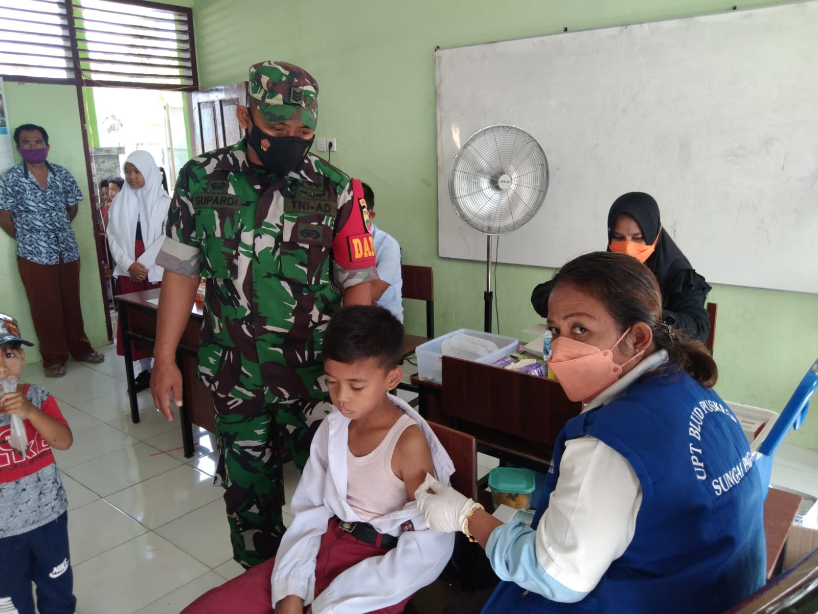 Babinsa Koramil 05/KK Dampingi dan Pantau Pelaksanaan Vaksinasi Pelajar SD