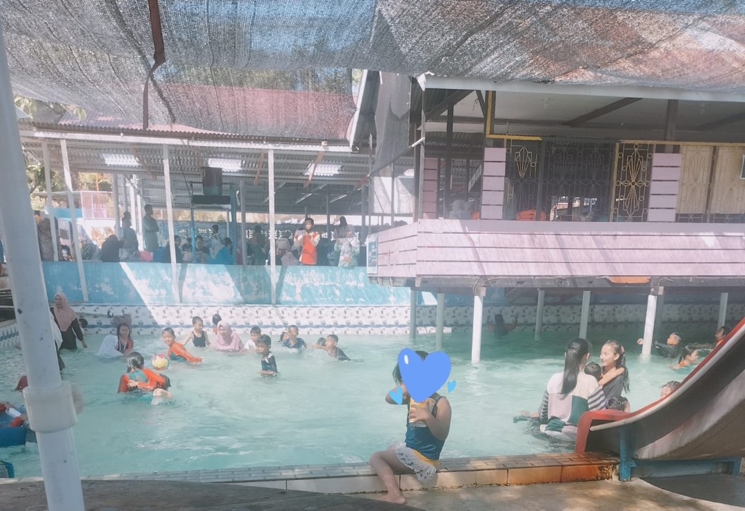 Wisata Kolam Renang Dari Air Alami Bukit Sikumbang Park di Desa Pulau Sarak Ramai Dikunjungi