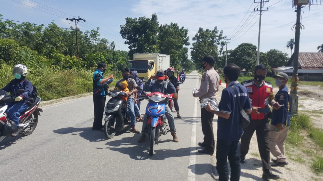 IWO Siak Bersama Polsek Dan Pemcam Koto Gasib Bagikan Masker Ke Masyarakat