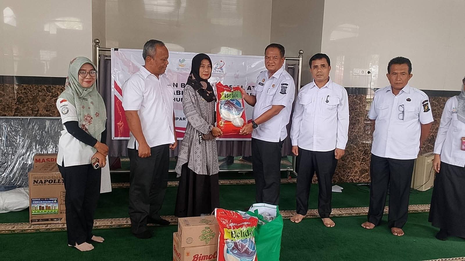 Dinsos Kampar Salurkan Sembako dan Alat Bantu Disabilitas Kepada 136 Warga Rentan