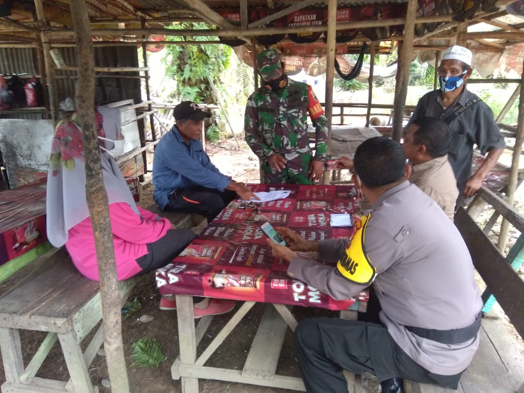 Komsos Dengan Warga, Babinsa TMMD Ke-110 Kodim 0313/KPR Bersama Bhabinkamtibmas Datangi Warung