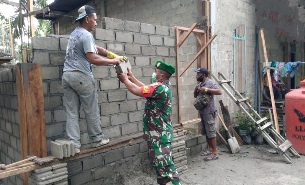 Sumbangkan Tenaga Babinsa Bantu Ringankan Beban Warga 