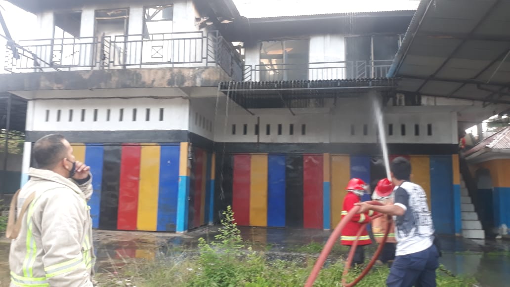 Diduga Korsleting Listrik, Bangunan Permanen Lantai Dua Hangus Terbakar