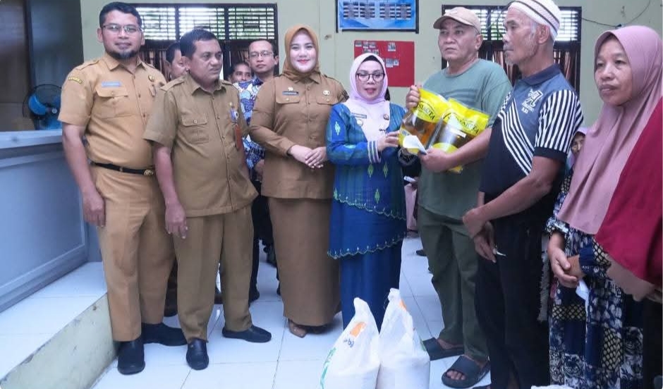 Sembako Dari Bapanas Disalurkan Wakil Bupati Kampar, Misharti di Desa Merangin Kuok