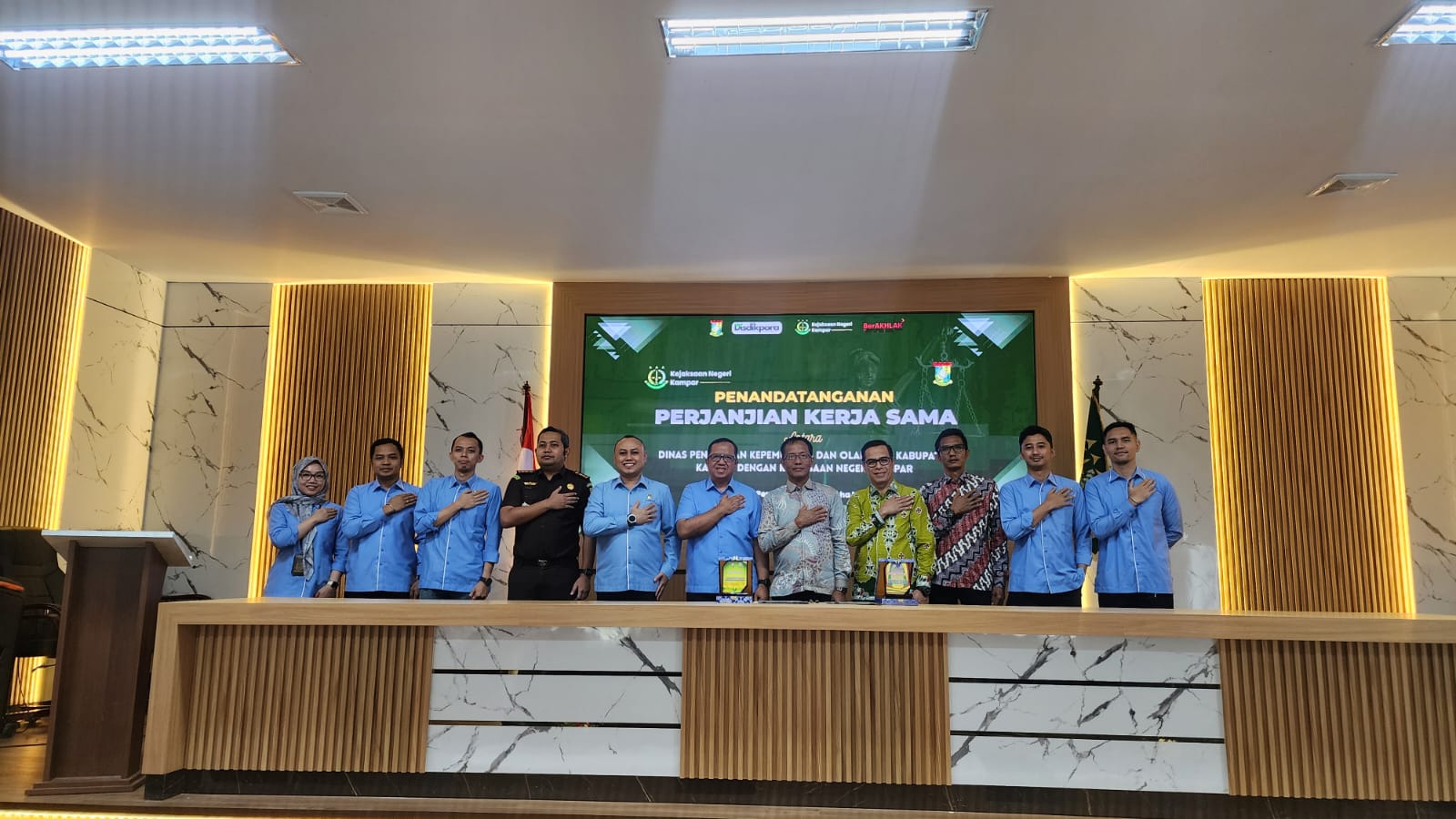 Disdikpora Kampar Bersama Kejari Kampar Tandatangani Kerjasama, Hadirkan Pemerintah Yang Bersih