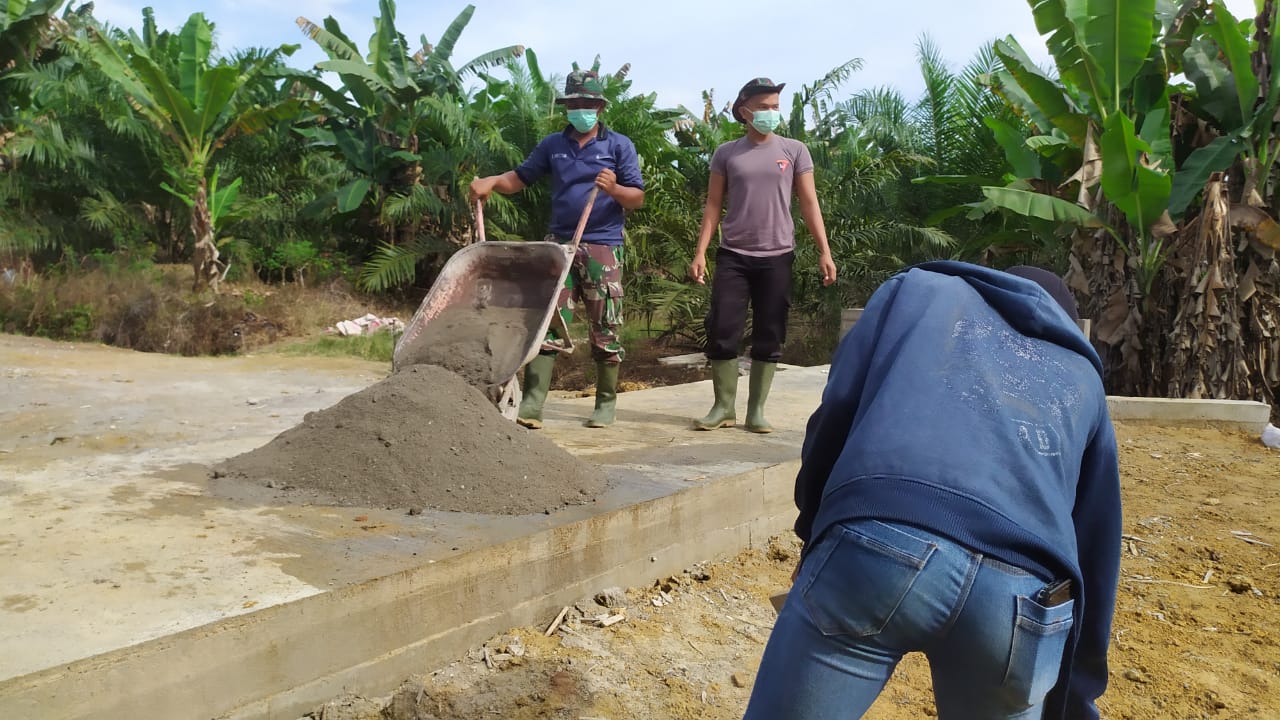 Anggota Satgas TMMD Bersama Masyarakat Goro di Sasaran 6
