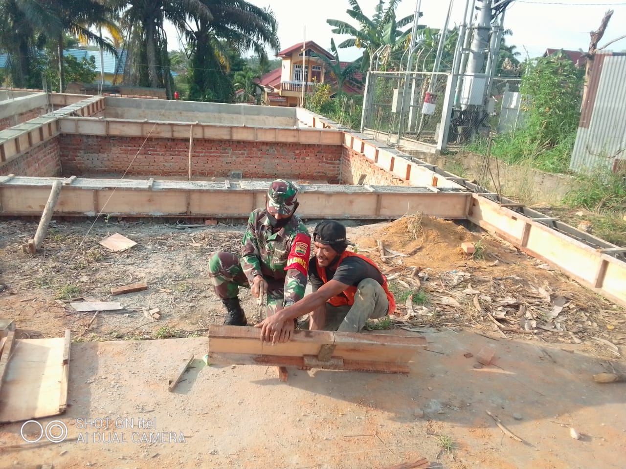 Kerja Nyata, Babinsa Koramil 15/Kuala Kampar Bantu Bangun Rumah Warga Binaannya