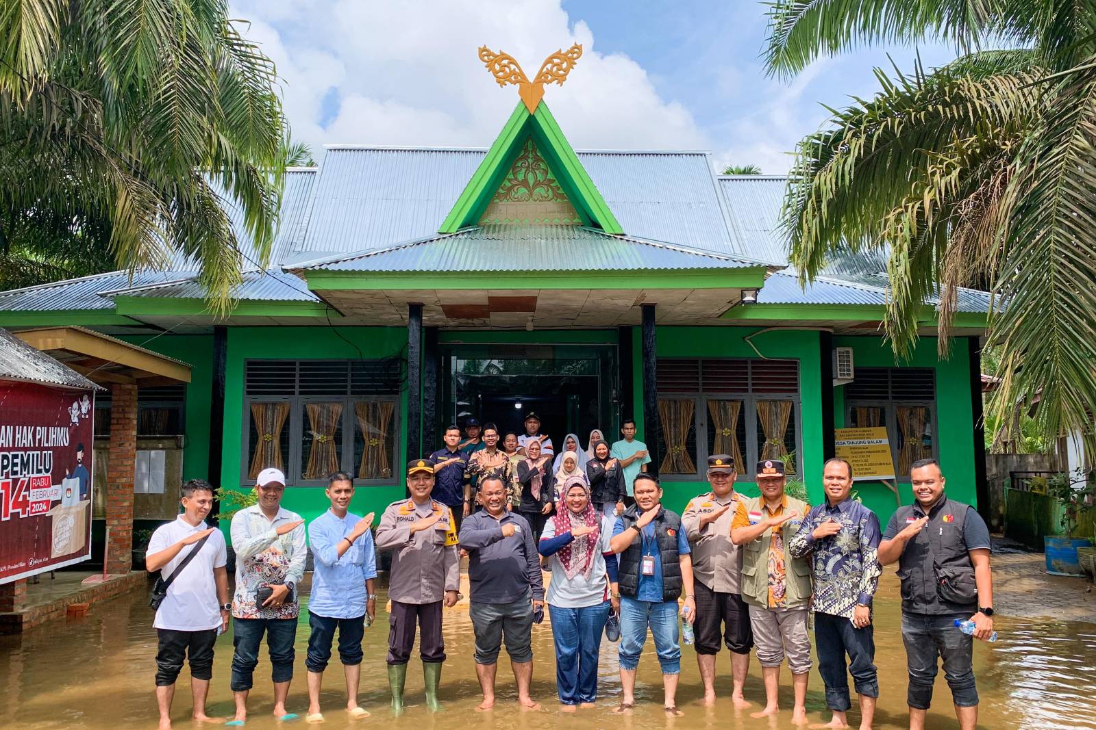Pj Sekda Kampar Tinjau TPS Terdampak Banjir di Siak Hulu