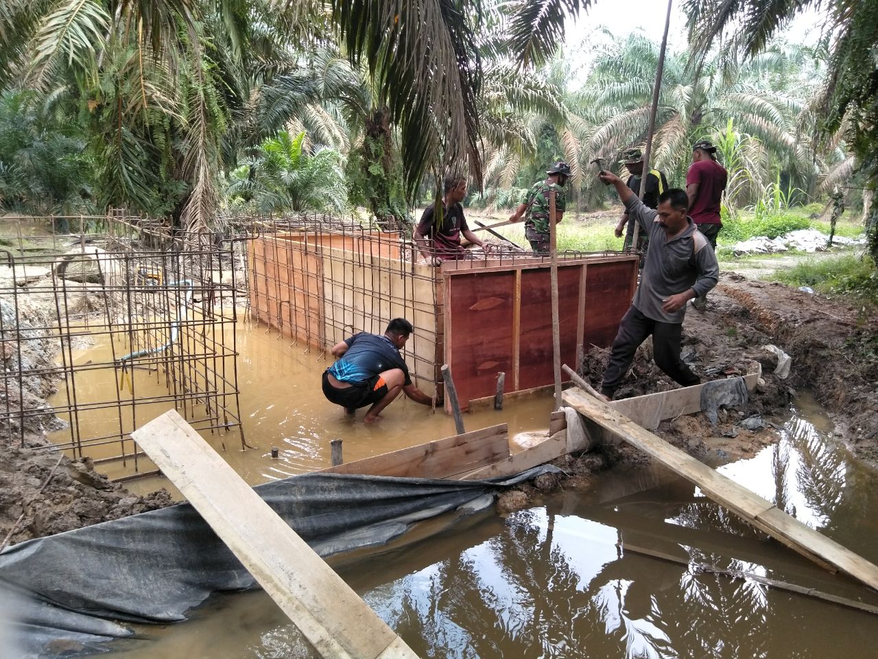 Satgas TMMD ke-110 Kodim 0313 KPR Bersama Masyarakat Tetap semangat Bekerja