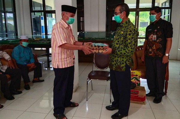 Bupati Kuansing Bantu Sembako untuk Ustad dan Ustazah di Kuantan Tengah