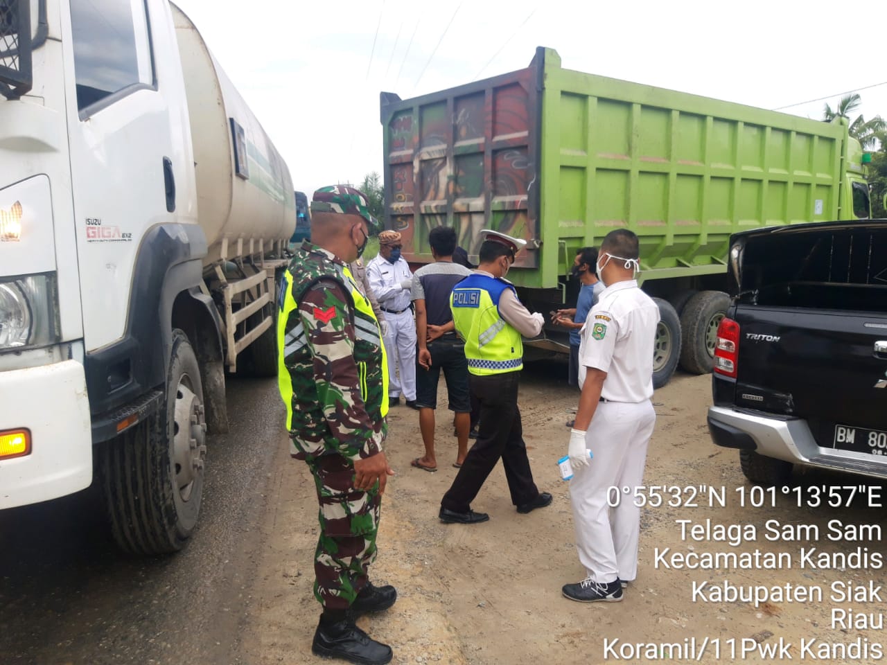 Personil Koramil Kandis Bersama Tim Rekanan Tegaskan Prokes Covid 19 Di Telaga Sam -Sam