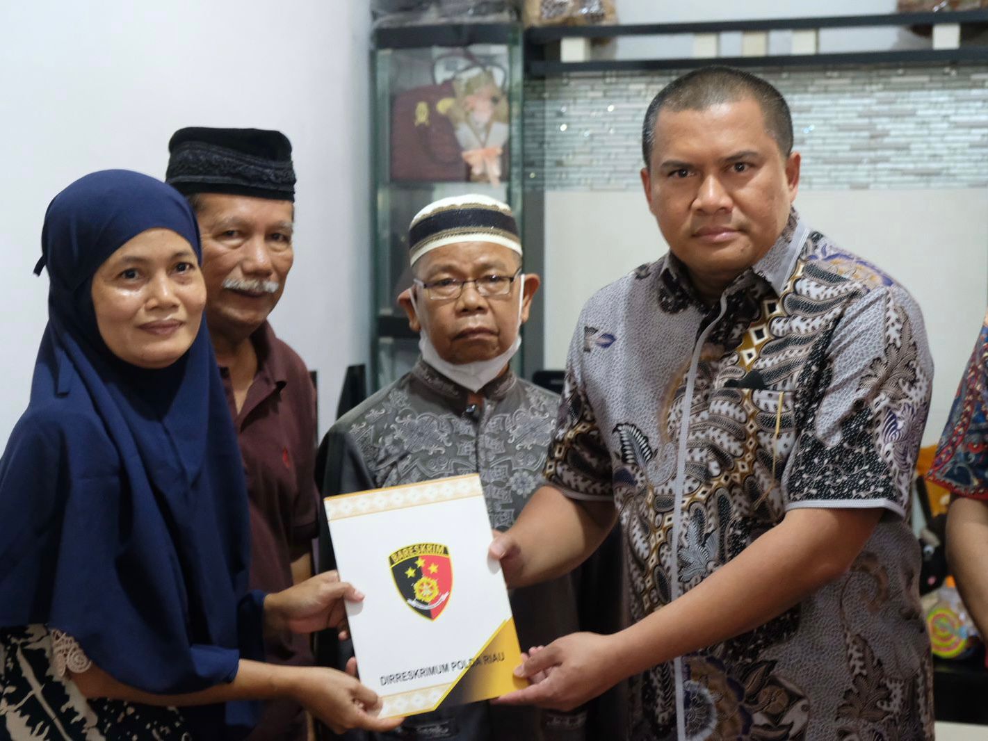 Polda Riau Kunjungi Keluarga Jurnalis Mitra, Memperingati Hari Bhayangkara ke 76
