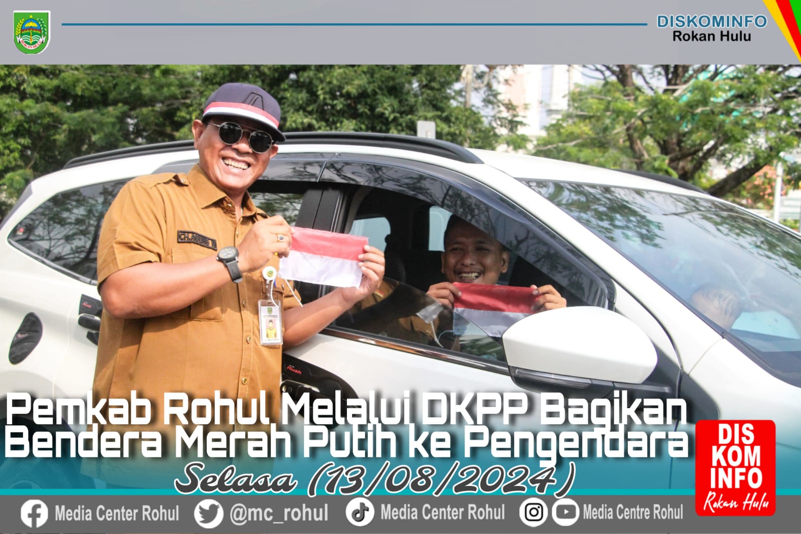 Sambut Hari Kemerdekaan RI, Pemkab Rohul Bagikan Bendara Merah Putih ke Pengendara di Jalan