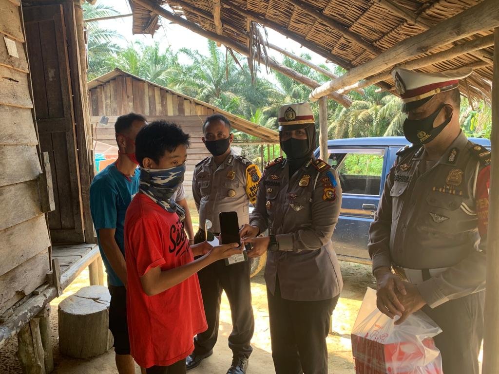 Kesulitan Belajar Dimasa Corona. Kharisman Bisa Belajar Online Setelah Dapat Bantuan Dari Kapolres S