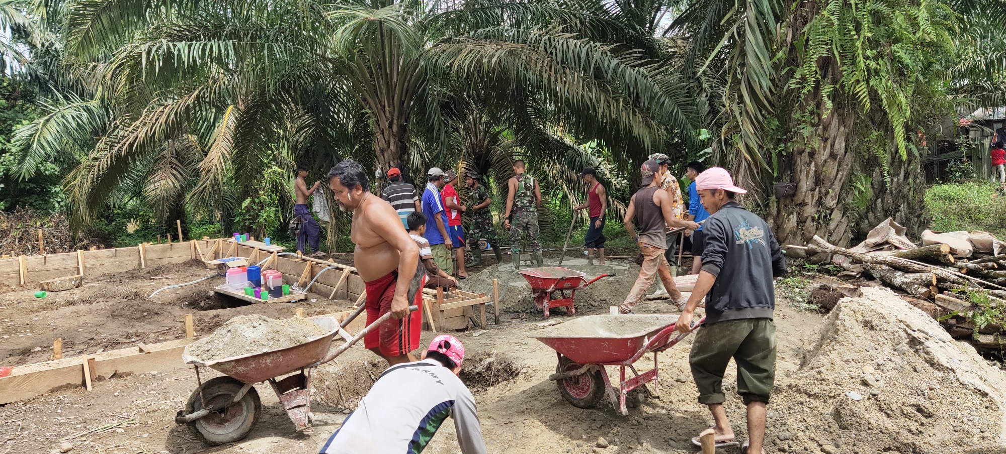 Bantu Buat Pondasi Rumah, Satgas TMMD Ke-110 Kodim 0313/KPR Goro Bersama Warga