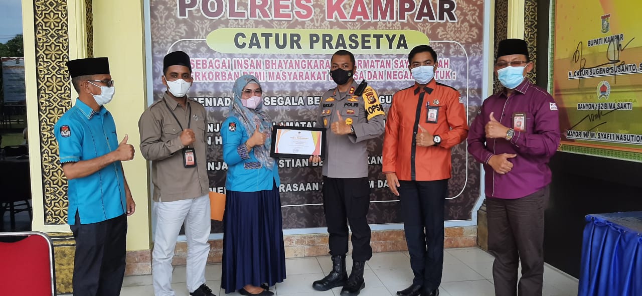 Kapolres dan Waka Polres Kampar Dapat Penghargaan Dari KPU Kampar