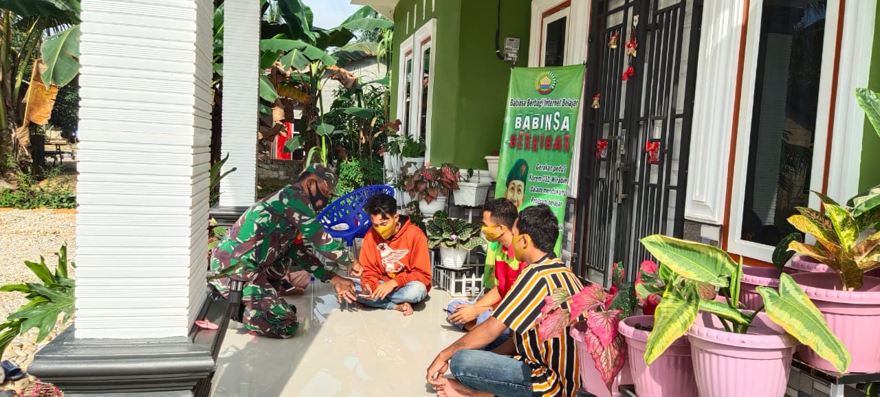 Peduli Pendidikan, Koramil 11/Tambusai Bantu Siswa Dalam Belajar Daring