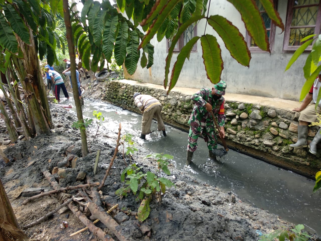 Budayakan Hidup Bersih dan Sehat Bersama Warga Perum MKI Sertu Gunawan Rianto Goro Bersihkan Parit D