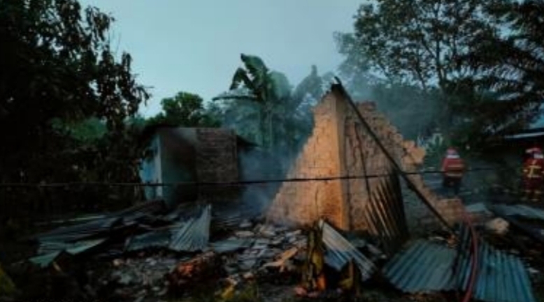 Kebakaran Rumah Semi Permanen dan 2 Unit Sepeda Motor, Petugas Berjibaku Padamkan Api