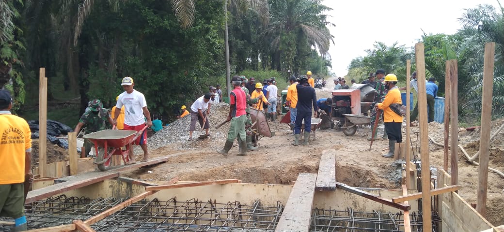 Percepat Proses Pengecoran box culvert, Satgas TMMD Ke-110 Kodim 0313/KPR Gunakan Molen 