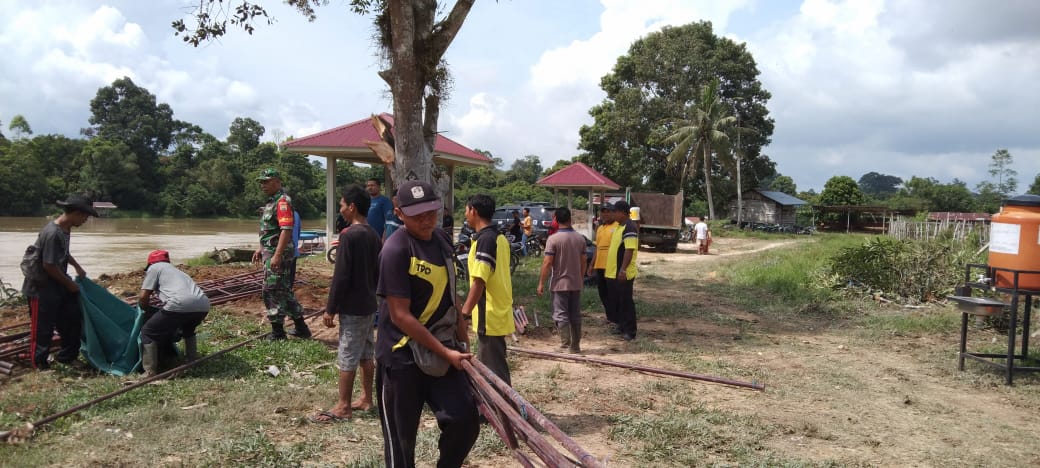 Ringankan Beban, Babinsa Bantu Warga Memasang Tenda