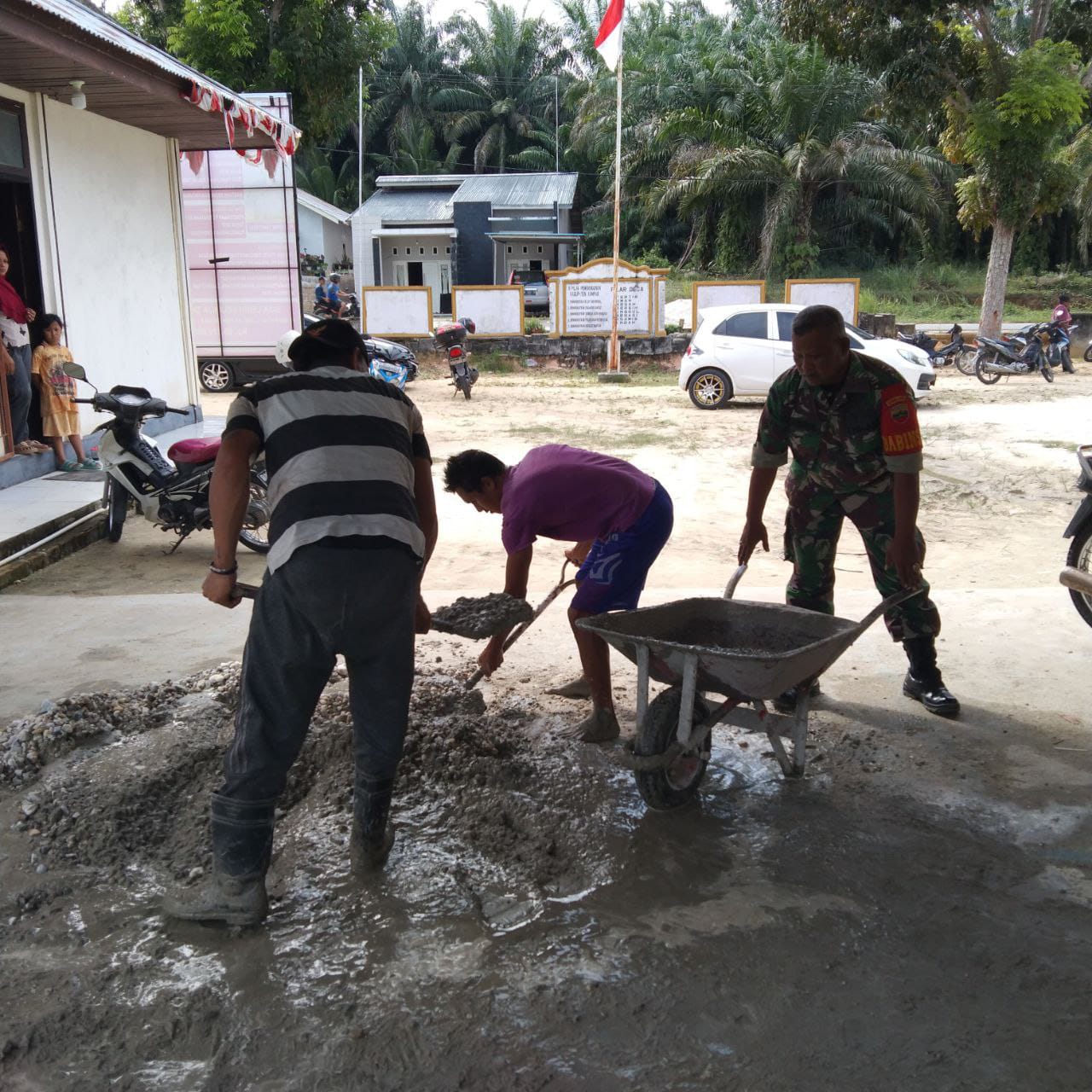 Babinsa Koramil 07/Kampar Selalu Aktif Membantu Warga Kurang Mampu 