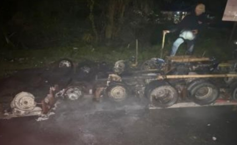 Sepeda Motor Vesva Kebakaran, Petugas Damkar dan Penyelamatan Kampar Turun Padamkan Api