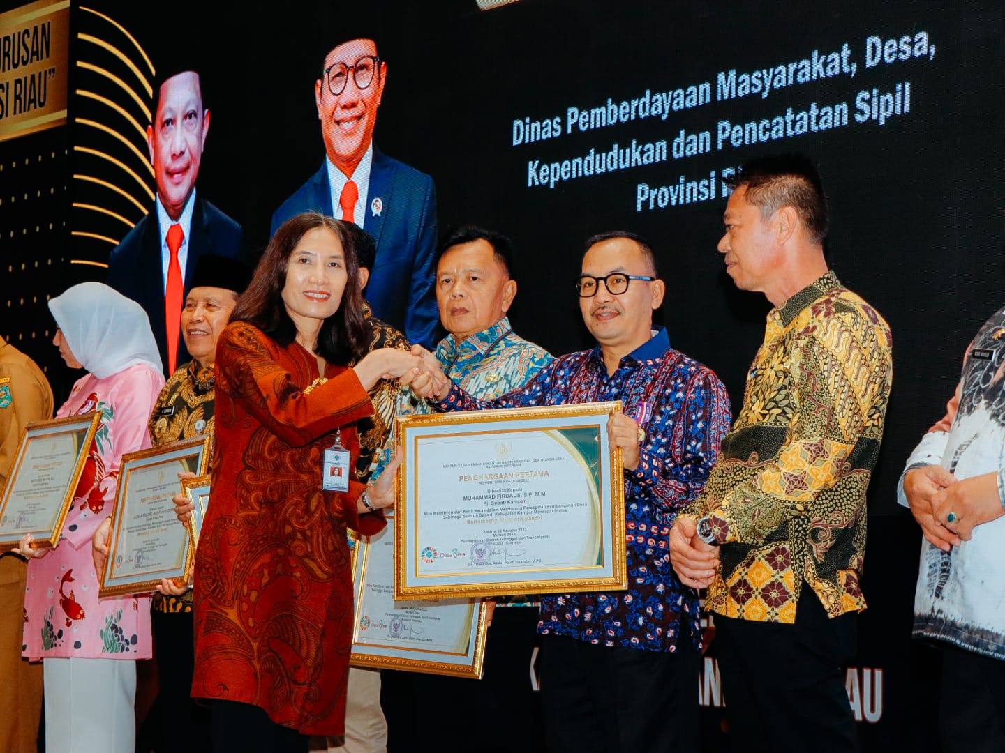 Piagam Penghargaan Diterima Pj Bupati Kampar Dari KemenDes PDTT RI