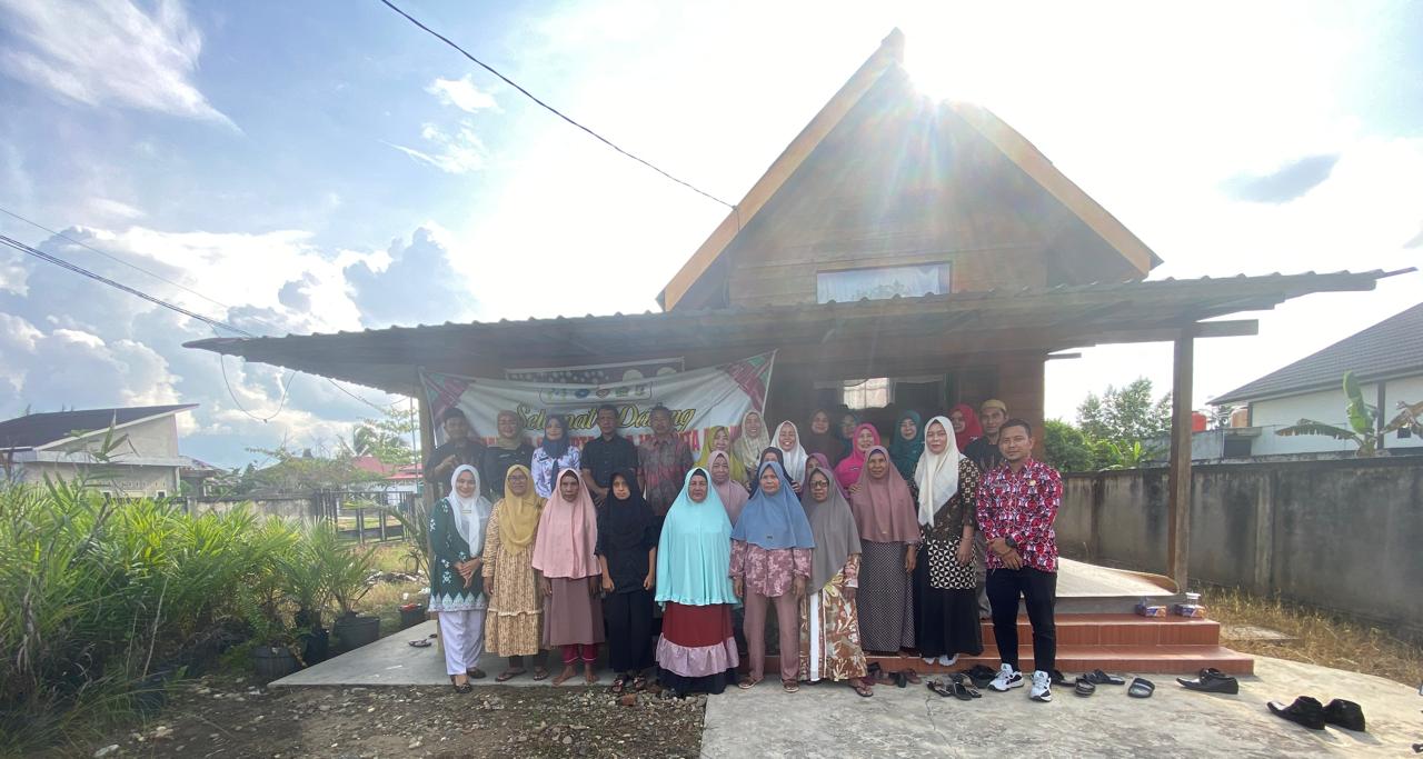 Pelatihan Buta Aksara di Rumah Kayu Salo Timur, Ditutup Kepala DPPKBP3A Kampar