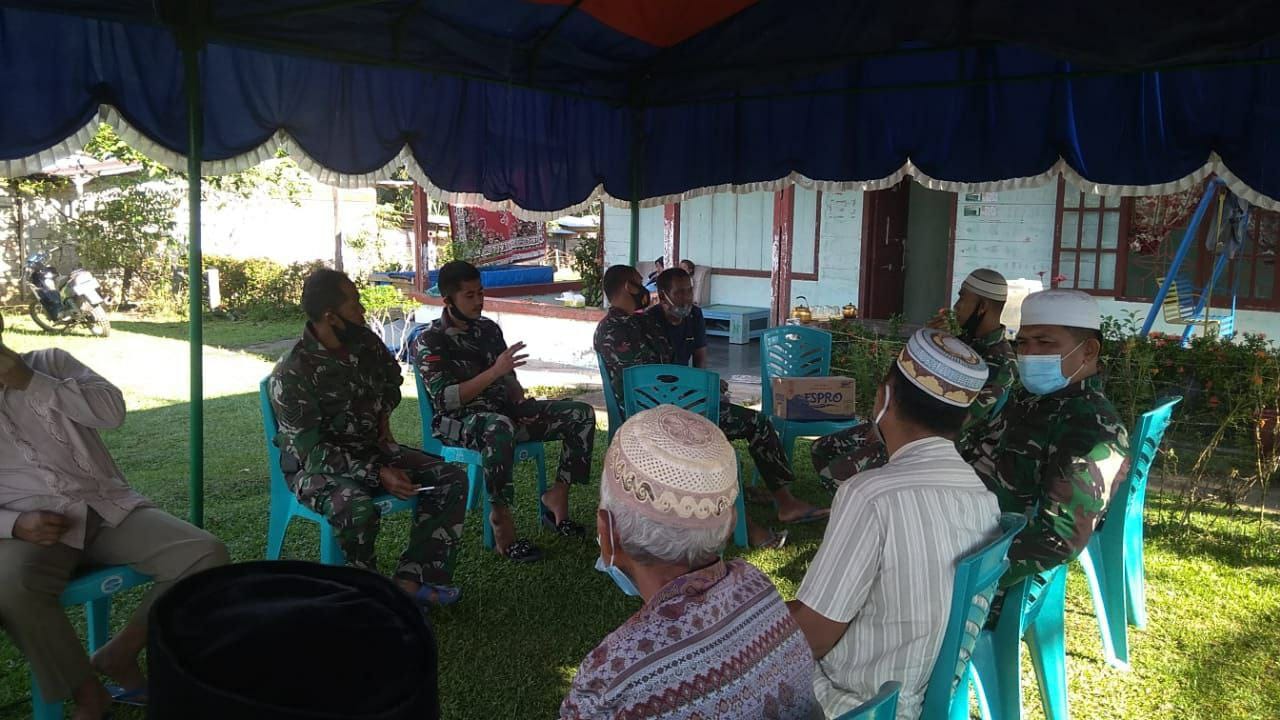 Anggota Satgas TMMD Reguler Ke-110 Kodim 0313 KPR Melayat ke Rumah Duka Warga Desa Bencah Kusuma