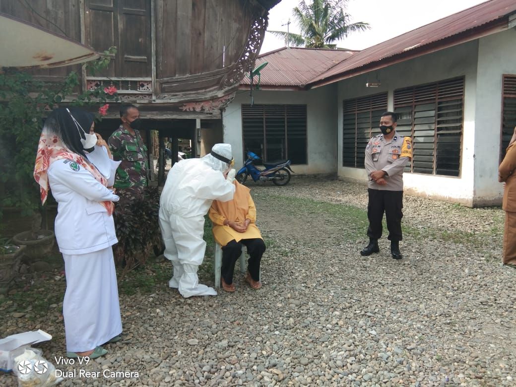 Cegah Penyebaran Covid-19, Babinsa Koramil 01/Bkn Dampingi Tim Kesehatan Laksanakan Rapid Test