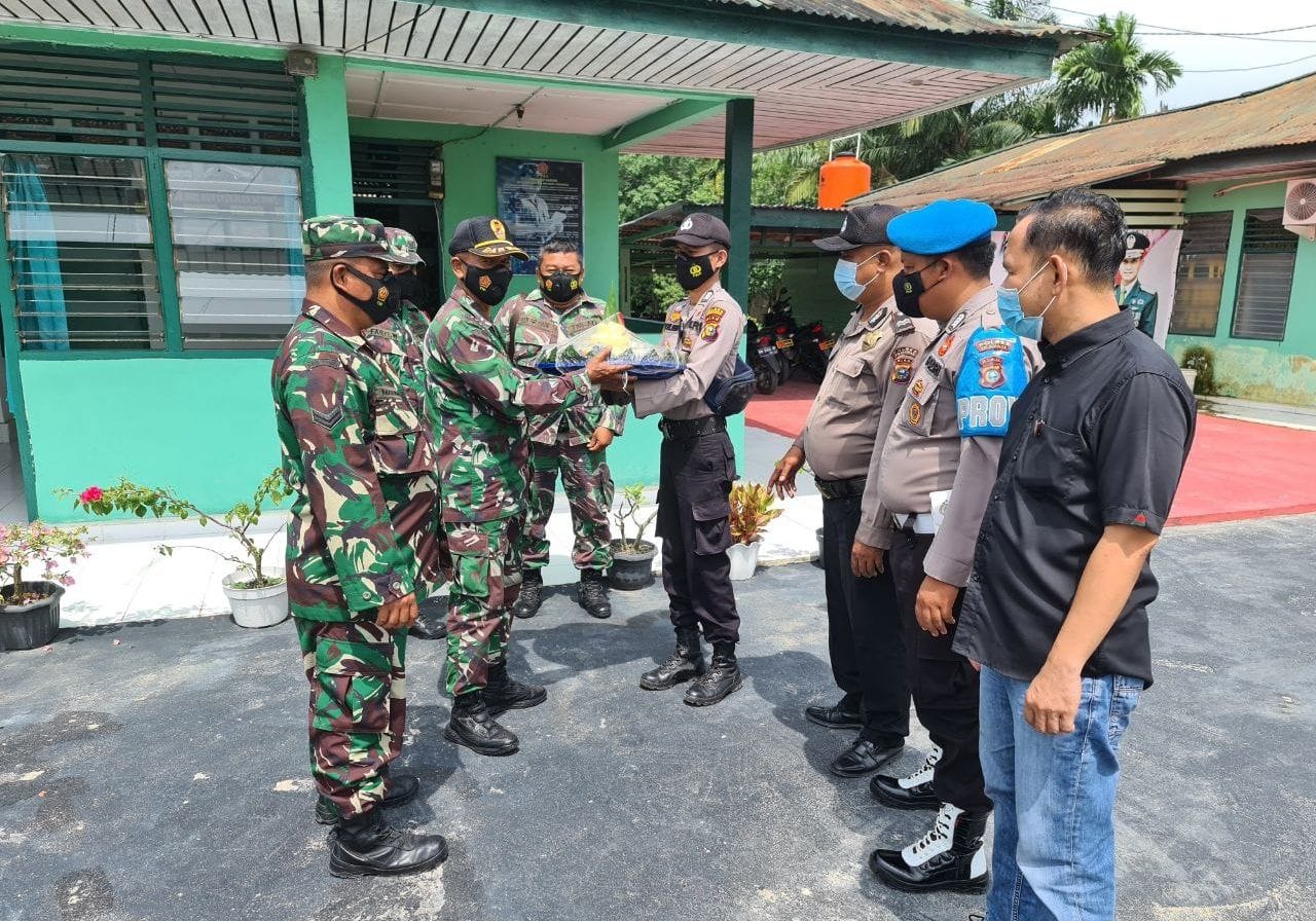 Danramil 04/PKL Menerima Ucapan Selamat Hut TNI Ke 76 Dari Polsek