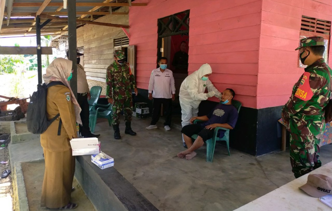 Babinsa Bersama Bhabinkamtibmas Dampingi Vaksinasi  Lansia di Tambusai Utara