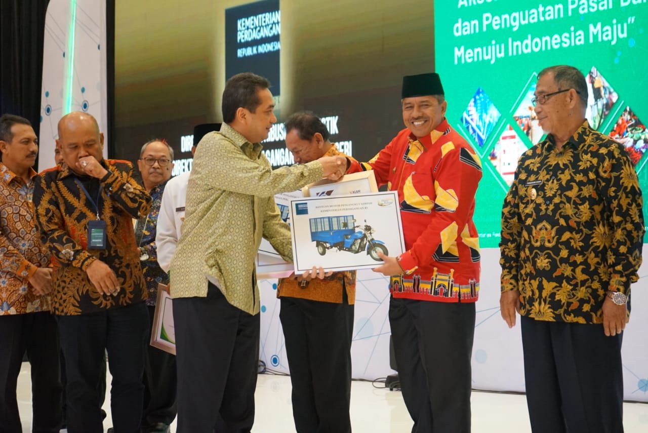 Kementerian-Perdagangan-RI-Serahkan-Sertifkat-SNI-Pasar-Belantik-Raya.
