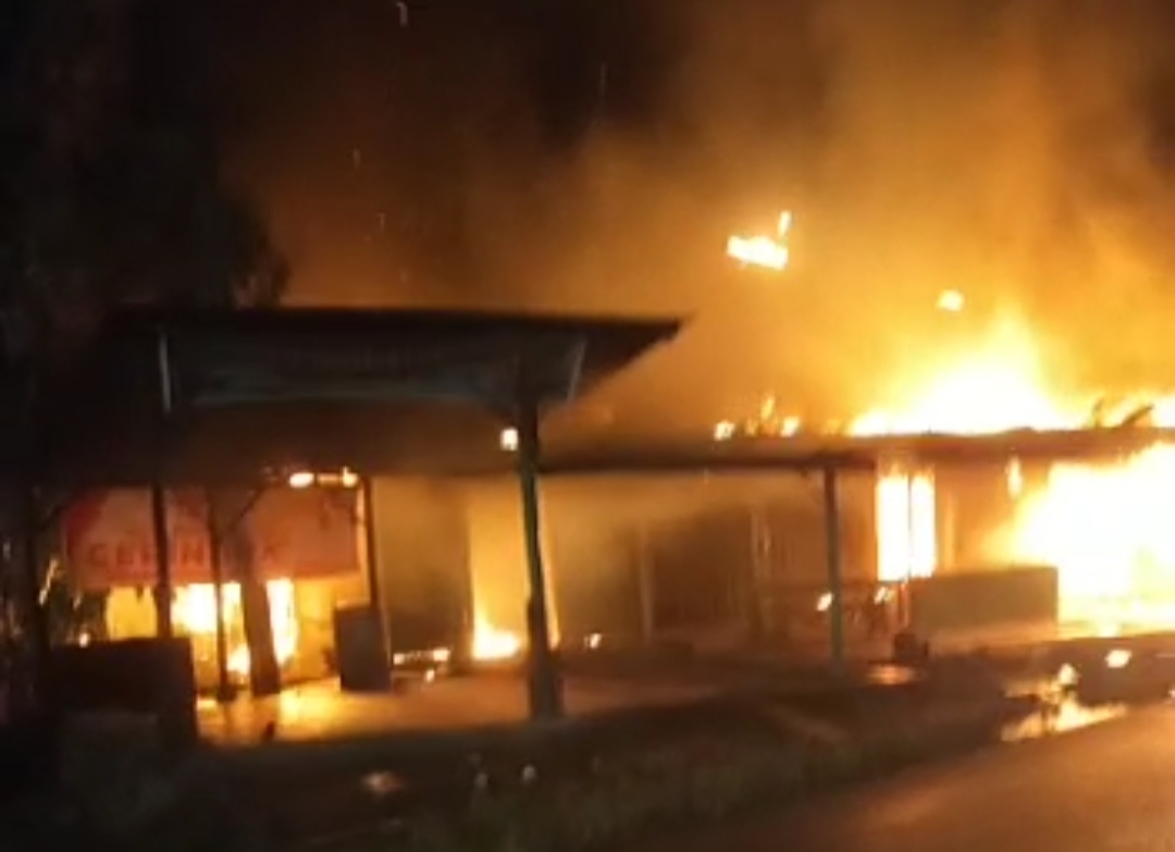 Kebakaran Bangunan di Pasir Sialang, Berhasil di Padamkan Petugas Damkar dan Penyelamatan Kampar