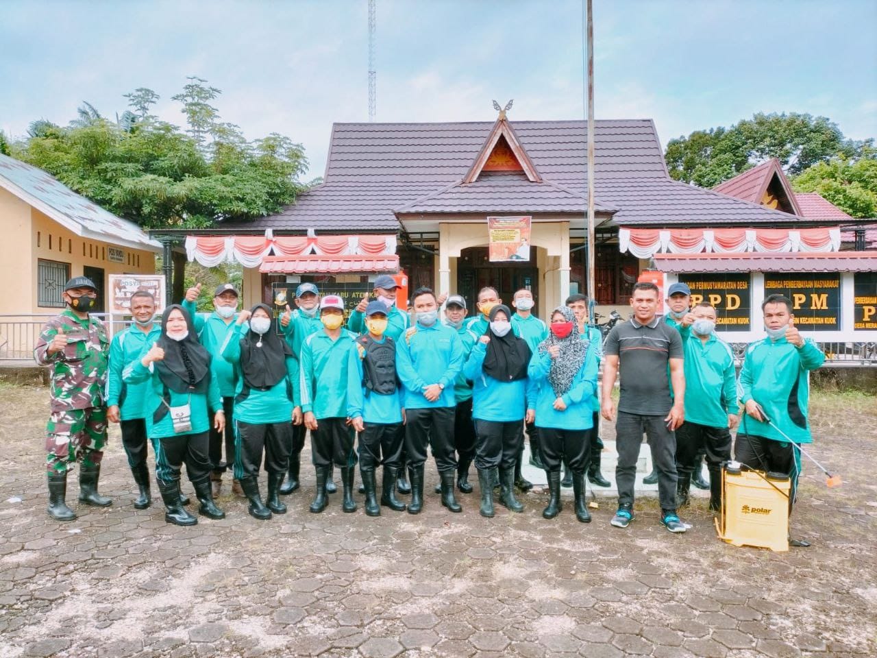 Babinsa Koramil 01/Bkn Bersama Relawan Satgas Covid 19 Lakukan  Penyemprotan Desinfektan