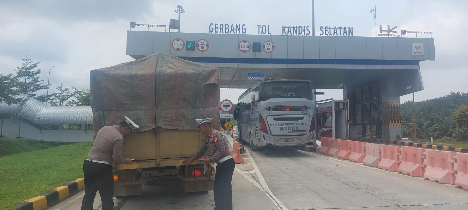 Cegah Terjadinya Kecelakaan Lalin, Satlantas Polres Siak Pasang Stiker Pada Pengemudi Kendaraan