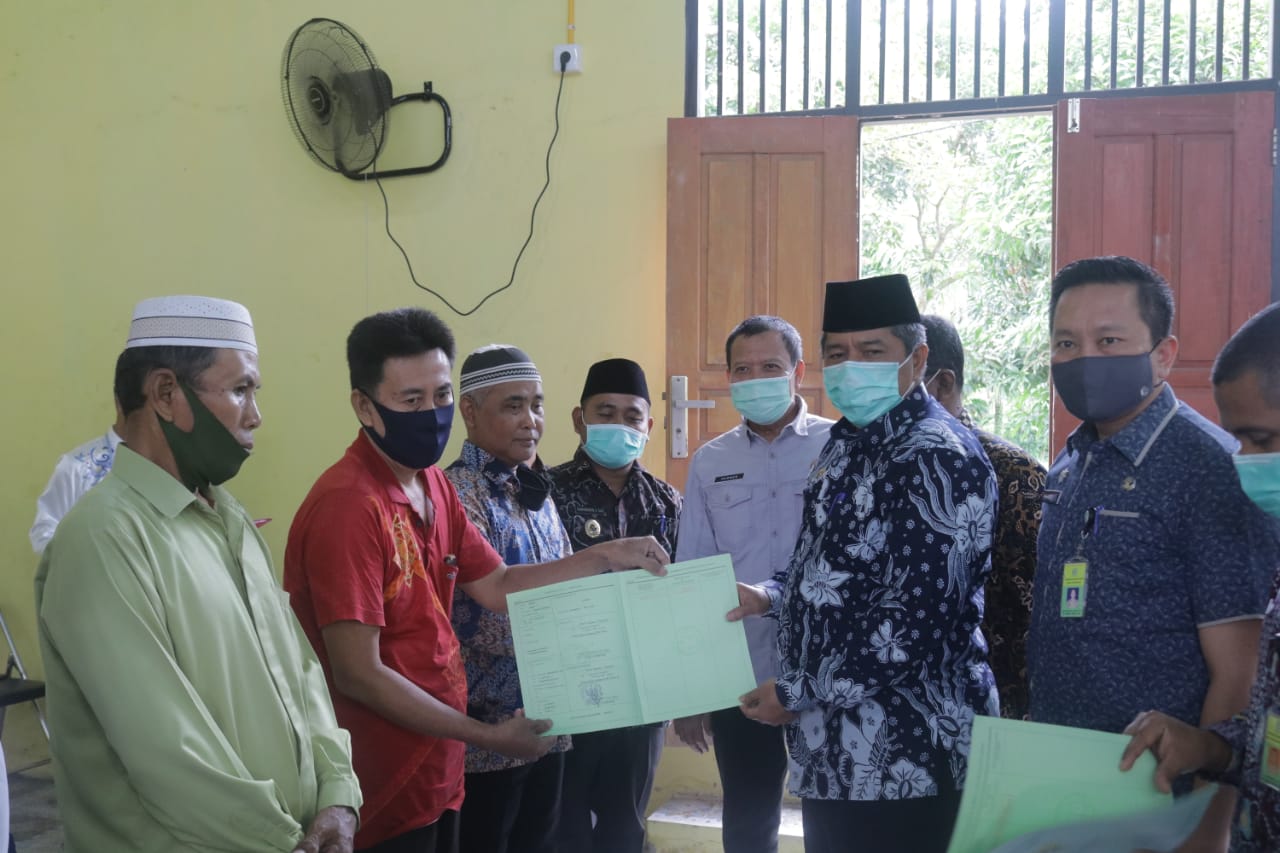 Tidak Hiraukan Pandemi Corona. Perjuangan Pemerintah Kabupaten Siak Serahkan 254 SHM Tanah