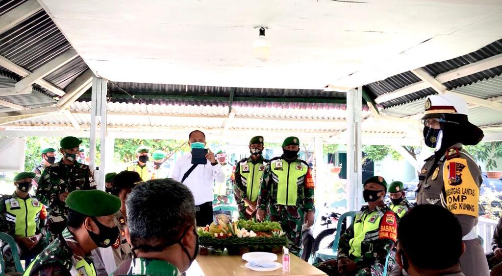 Sinergi Untuk Negeri, Polres Siak Beri Kue Dan Tumpeng Ke Koramil 03 Siak