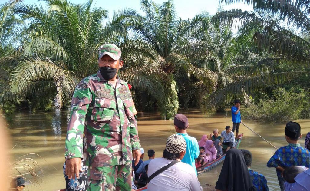Sigap, Serda Ahmad Basahil Bantu Warga yang Terdampak Banjir