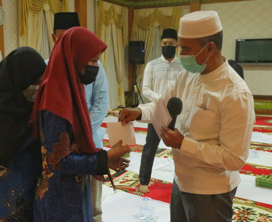 Sempena HUT Siak Ke-21, Pjs Bupati Serahkan Santunan Untuk 30 Orang Anak Yatim Di Siak.