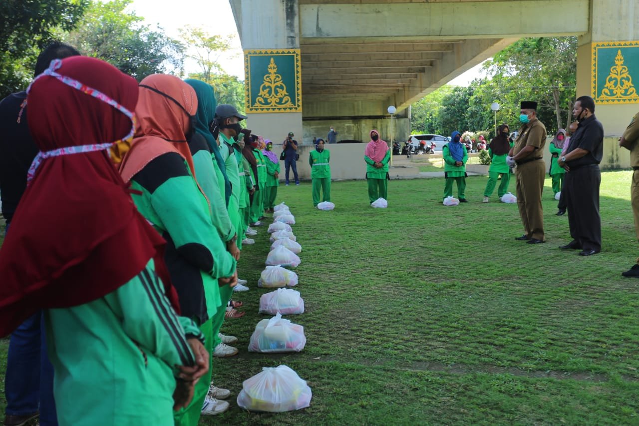 Dinas PU - Tarukim Siak, Berikan Sembako Kepada BHL Kebersihan.