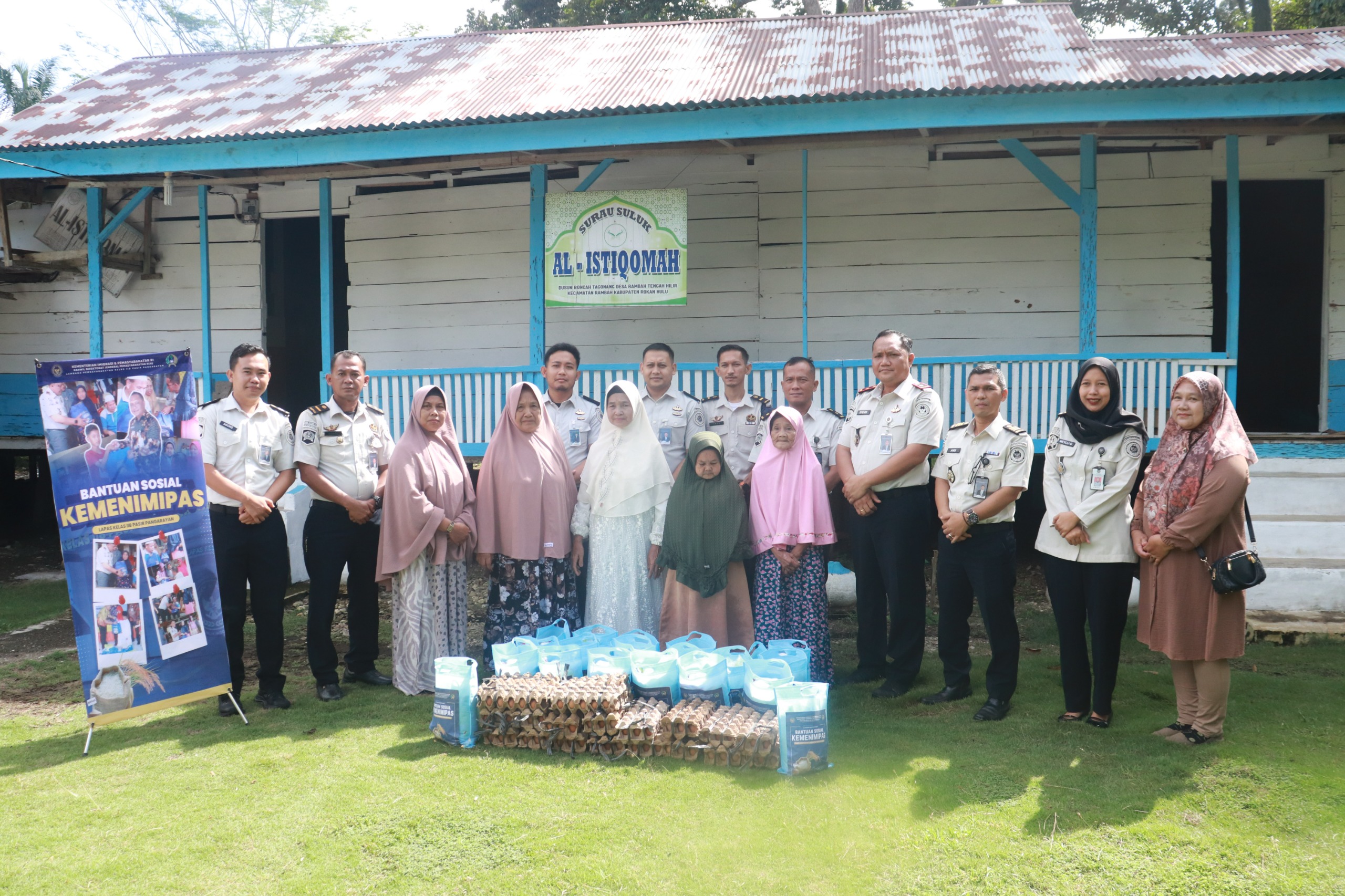 Lapas Pasir Pangaraian Salurkan Bantuan Sosial kepada Masyarakat di Surau Suluk Al-Istiqomah