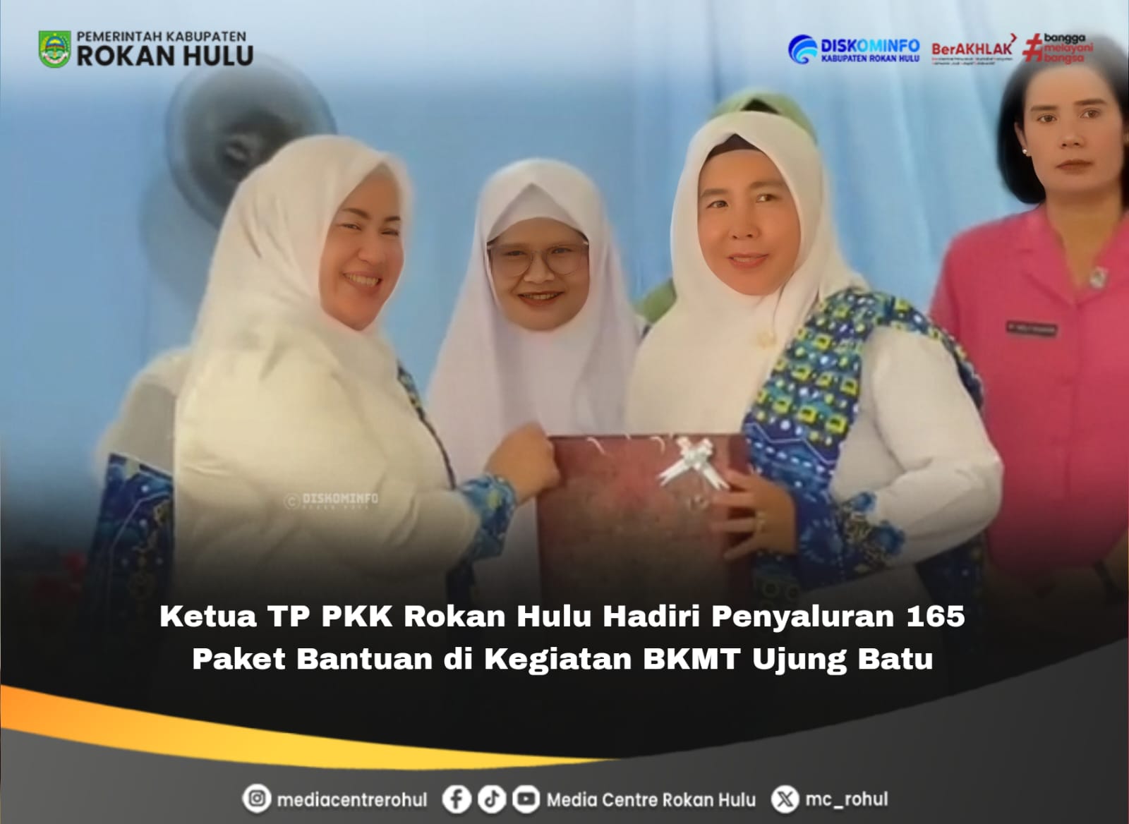 Ketua TP. PKK Rokan Hulu Hadiri Penyaluran 165 Paket Bantuan di Kegiatan BKMT Ujung Batu