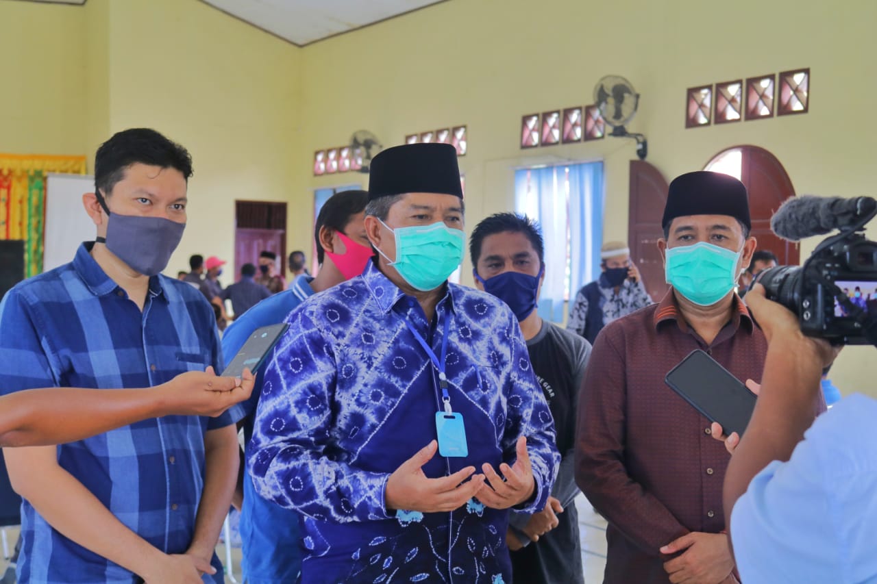 Alfedri didampingi Wakil Ketua I DPRD Siak Fairus, Terima Paket Sembako Dari PT Multi Persada Servi