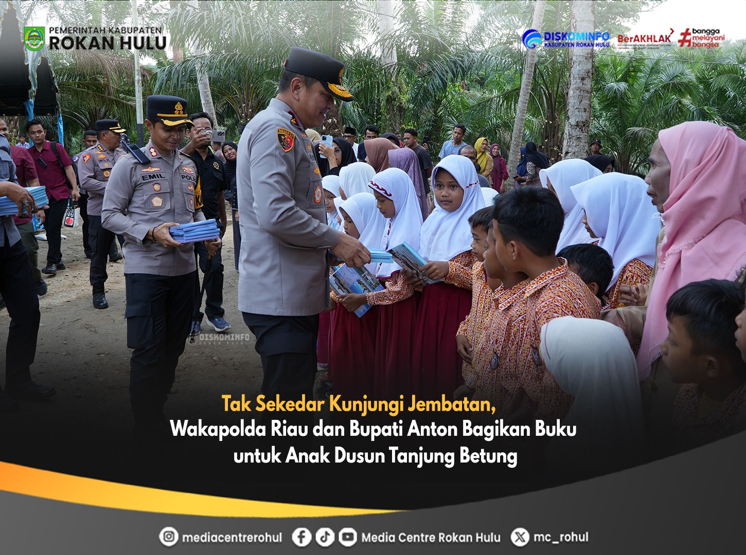 Tak Hanya Tinjau Jembatan, Wakapolda Riau Berbagi Buku